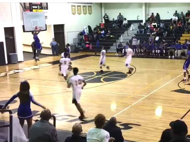 Basket: un lycéen américain explose le panier sur un dunk