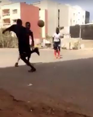 [Vidéo] Foot: Admirez la « lambretta » de ce jeune sénégalais, quel talent!
