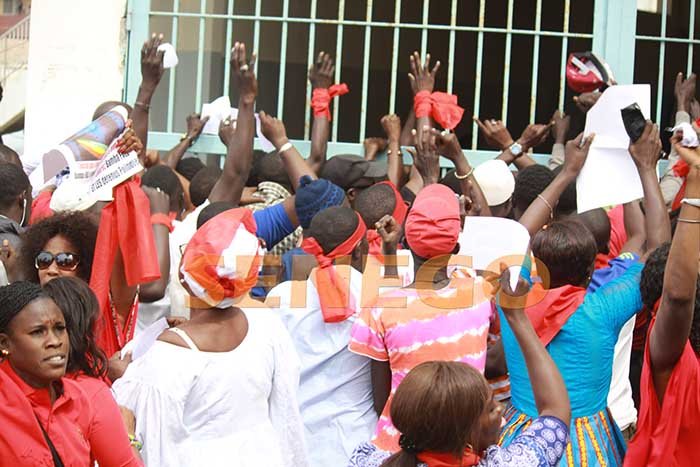 (20 photos exclusives)-Bamba Fall et ses 8 camarades du Ps accueillis devant la cave du Tribunal. Regardez