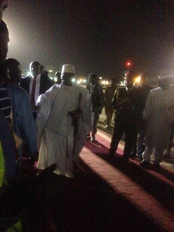 (02 Photos) – L’arrivée spectaculaire de Jammeh en Guinée Conakry –  Regardez !