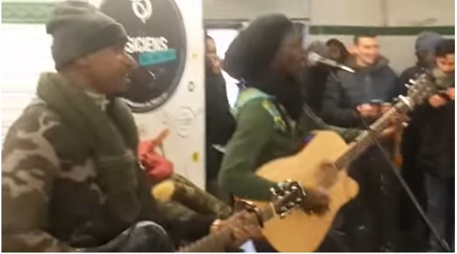 Lidiop reprend Bamba de Youssou Ndour dans le métro parisien
