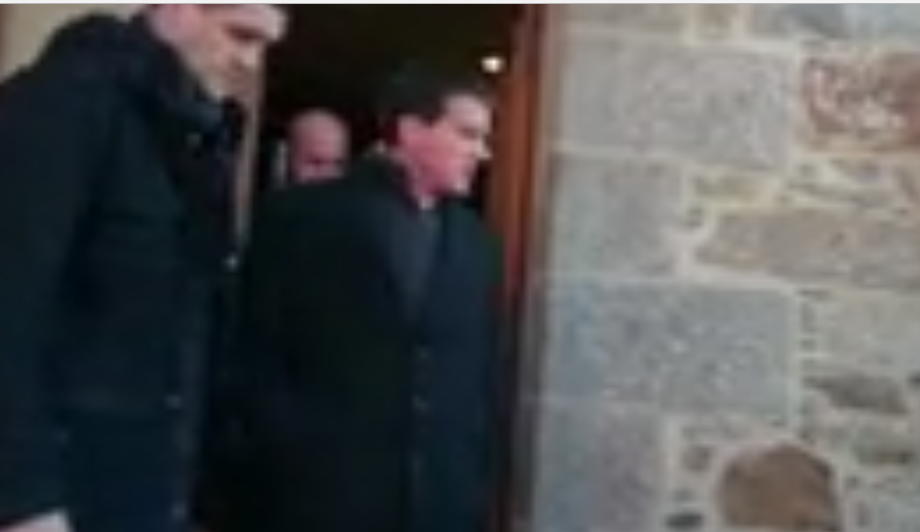 Vidéo: Manuel Valls giflé par un jeune homme. Regardez