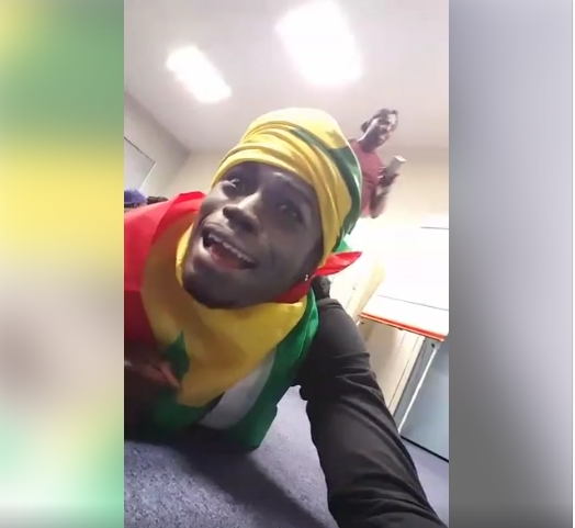 Vidéo: Comment Saga Love a suivi le match Sénégal vs Cameroun… Regardez