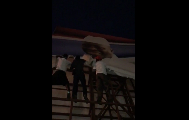 Vidéo: Jeunes gambiens coléreux, déchirent les posters de Yayah Jammeh