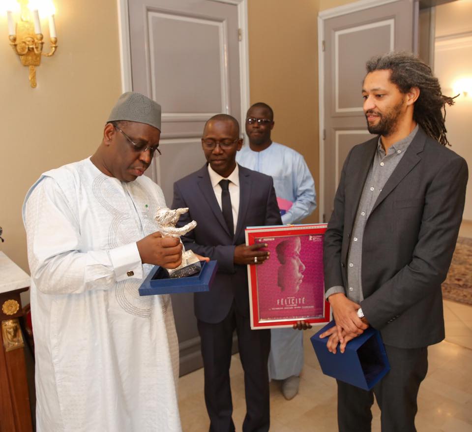 Alain Gomis présente à Macky Sall son « Grand Prix du jury » obtenu à la Berlinade 2017 en Allemagne