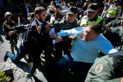 Heurts entre députés de l’opposition et policiers au Venezuela