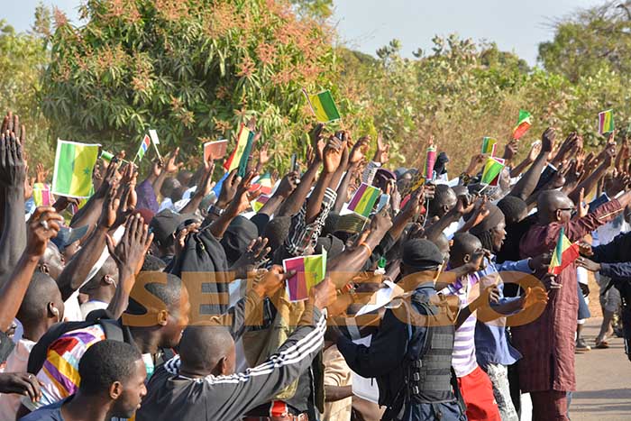 Stade Bakau : Une foule immense attend le démarrage des festivités