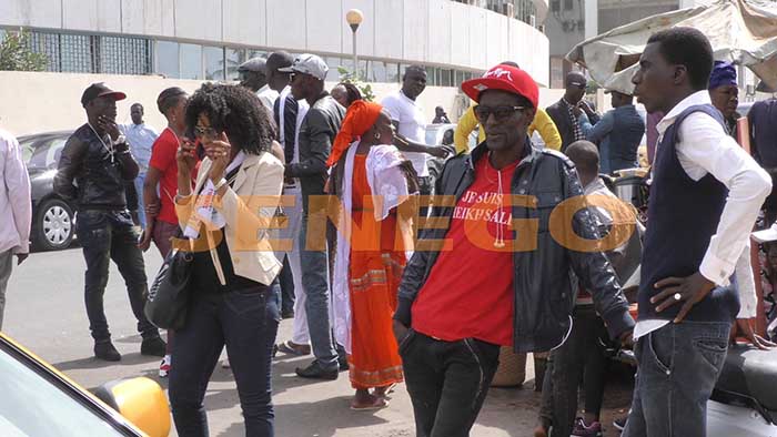 (9-photos): en images, la mobilisation des partisans de Bamba Fall ce mercredi au Tribunal