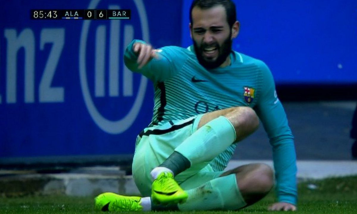 Vidéo – Barcelone: Regardez la blessure spectaculaire d’Aleix Vidal qui s’est fracturé la cheville contre Alavès
