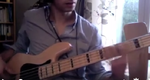 Vidéo: Un musicien français reprend à merveille la basse de Dembel dans le morceau Afsud