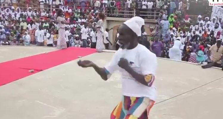 Vidéo: Un vieux se déchaîne au rythme de Bara Mbaye
