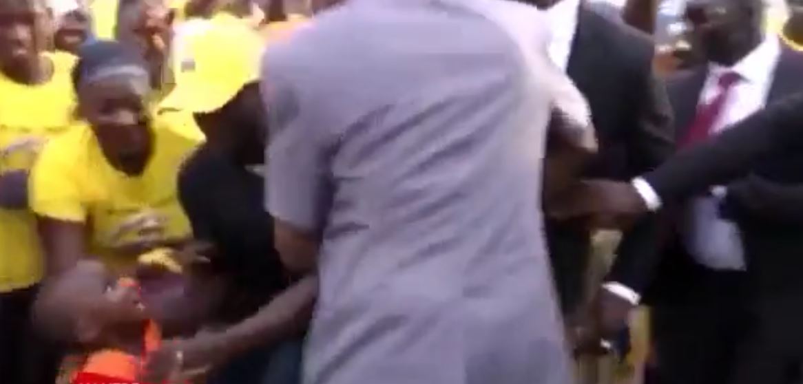Vidéo : Le coup d&rsquo;Alpha Condé au responsable de la sécurité qui voulait empêcher un enfant de le toucher – Regardez.