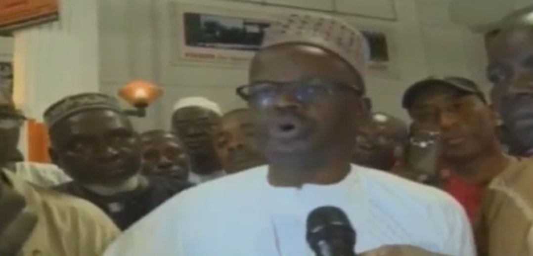 Vidéo : En Gambie, l&rsquo;Imam Baba Leigh retrouve sa famille après 4 années d&rsquo;exil forcé par Yahya Jammeh – Regardez.