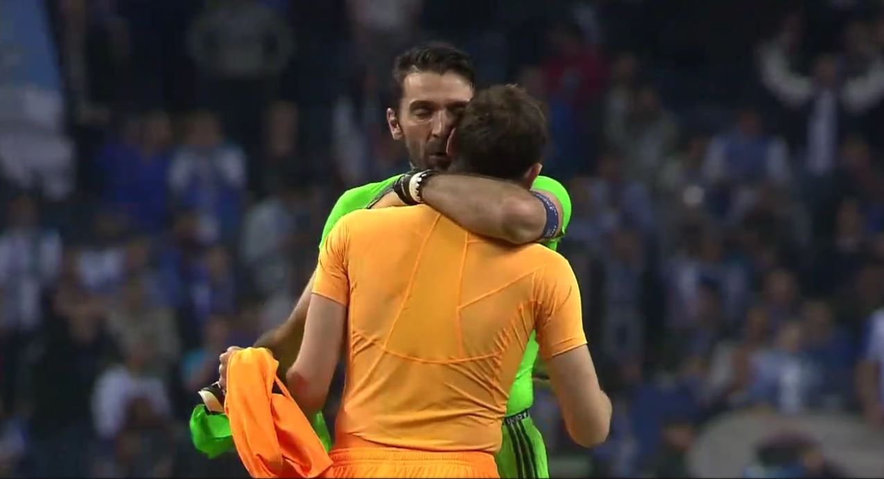 Vidéo : L’émouvant câlin entre Casillas et Buffon à la fin de la rencontre Porto – Juventus – Regardez.