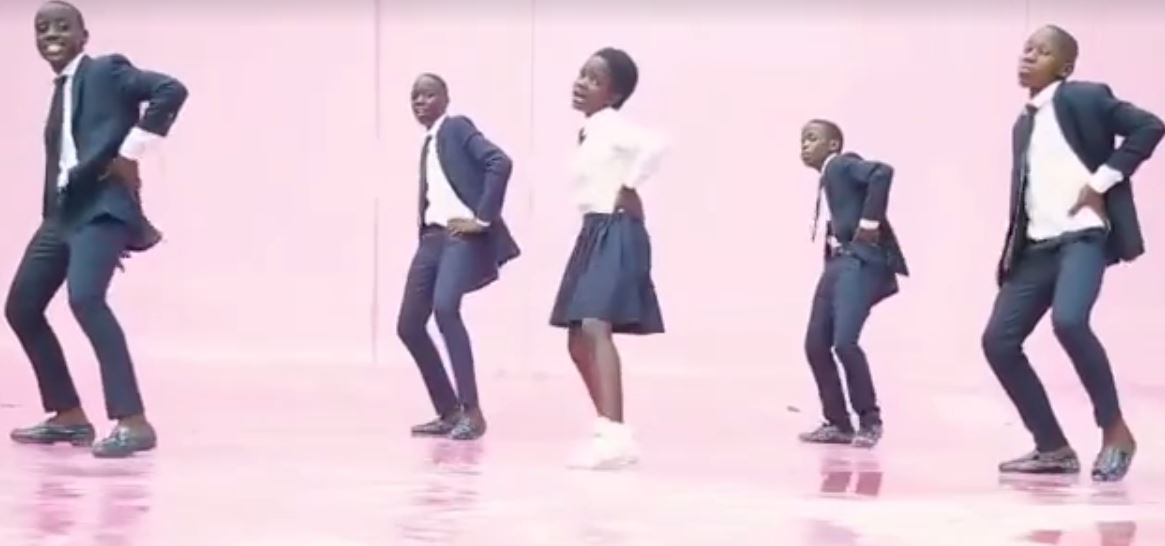 Vidéo – Viviane Chidid : « Li Dafa Niaw » : Ces enfants font un magnifique clip du morceau ! Regardez !