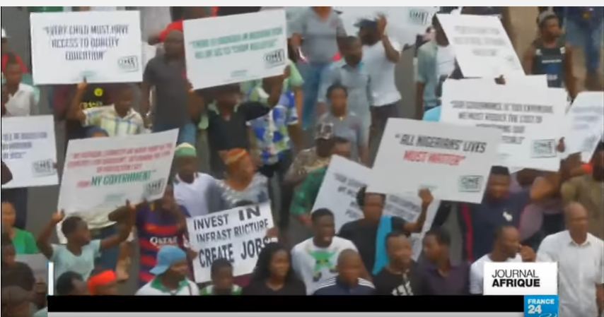 Vidéo- Nigeria : des centaines de manifestants protestent contre la politique du gouvernement…