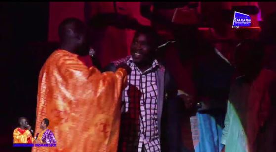 Vidéo – Quand Ousmane Seck chante les acteurs de Dinama Nekh : »Maimouna Koumou Nopp… »