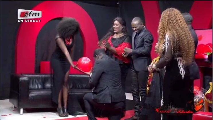 Vidéo- Salam présente enfin sa nouvelle femme en direct du plateau de Pape Cheikh, à mourir de rires…Regardez !