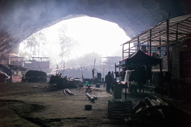 Fait inédit en Chine : un village installé dans un trou (caverne)