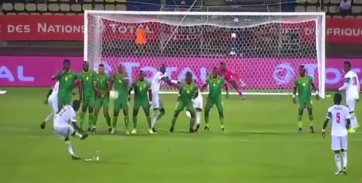 Vidéo – Can 2017: Le coup franc d’Henri Saivet contre le Zimbabwe dans le top 10 des plus beaux buts