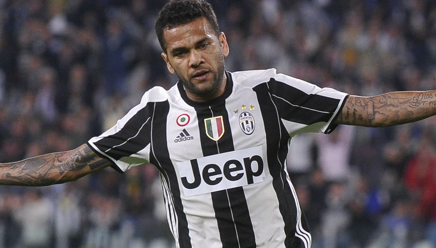 Ligue des Champions:  La défaite du Barça face au Psg réjouit Daniel Alves