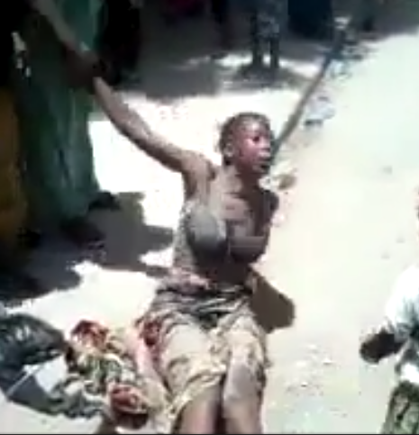 Vidéo : Ne voulant pas de sa coépouse dans sa maison, cette Sénégalaise tombe en transe dans la rue – Regardez !