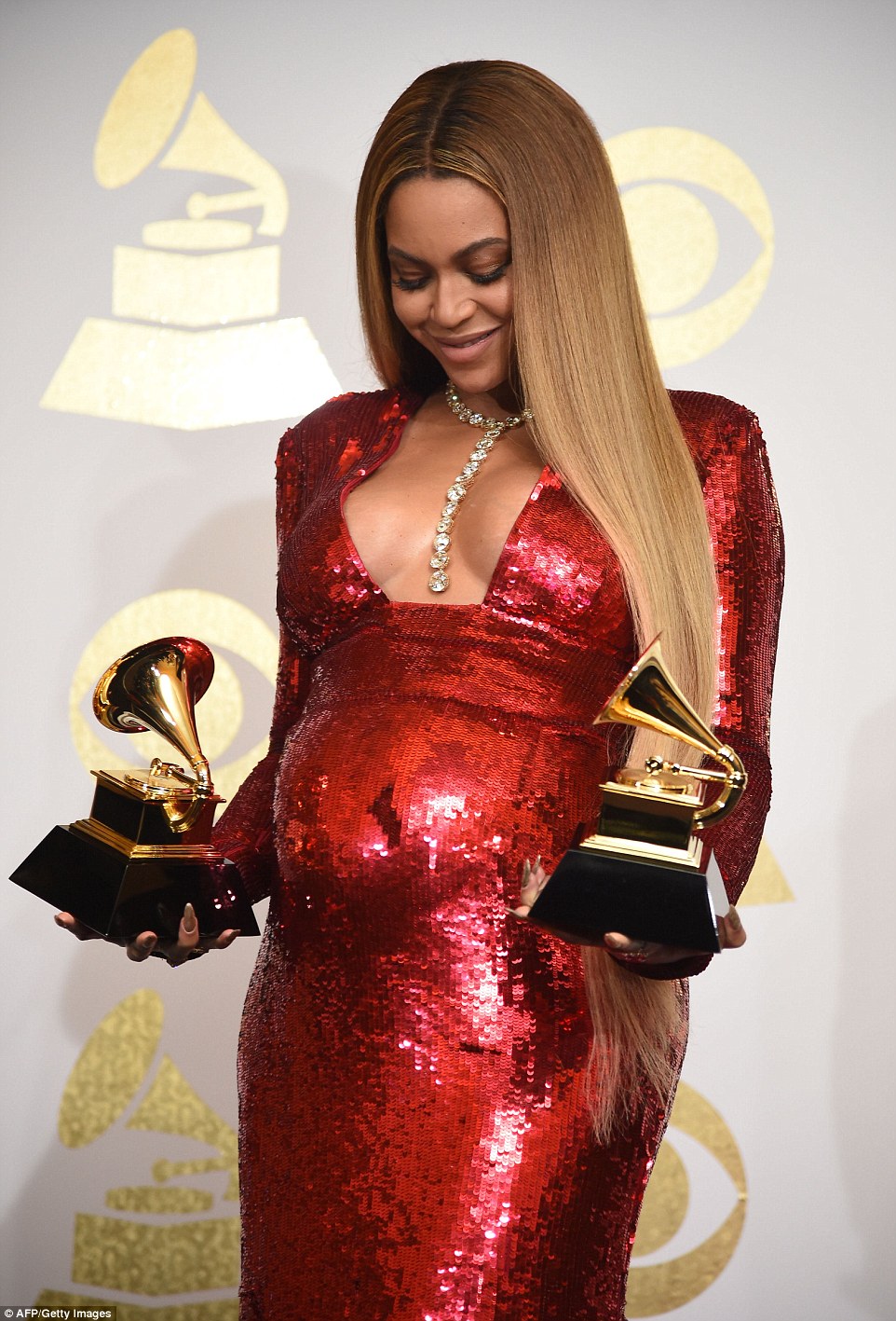 Vidéo – Grammy Awards 2017 : des images époustouflantes avec une Beyonce presque au terme de sa grossesse – Regardez !