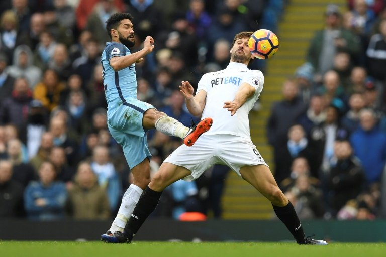 Ligue des champions: le défenseur de Manchester City Kompany absent et Clichy incertain contre Monaco