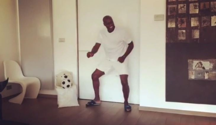 Vidéo – Khalilou Fadiga danse joyeusement après la victoire du Psg. Hilarant ! Regardez !
