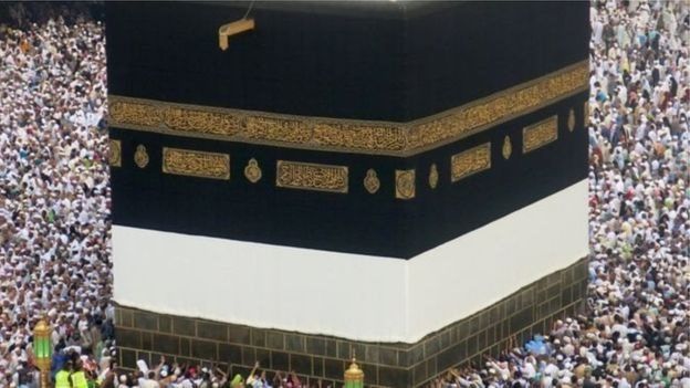 Insolite : un homme tente de se brûler vif devant la Kaaba