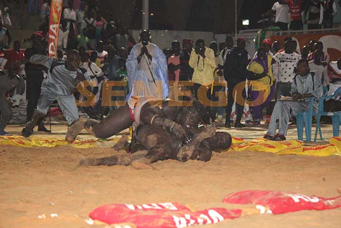 (18 photos)-Lutte: Drapeau Paco Jackson, Mbaye Gueye Jr dominé par Diam Terry. Regardez