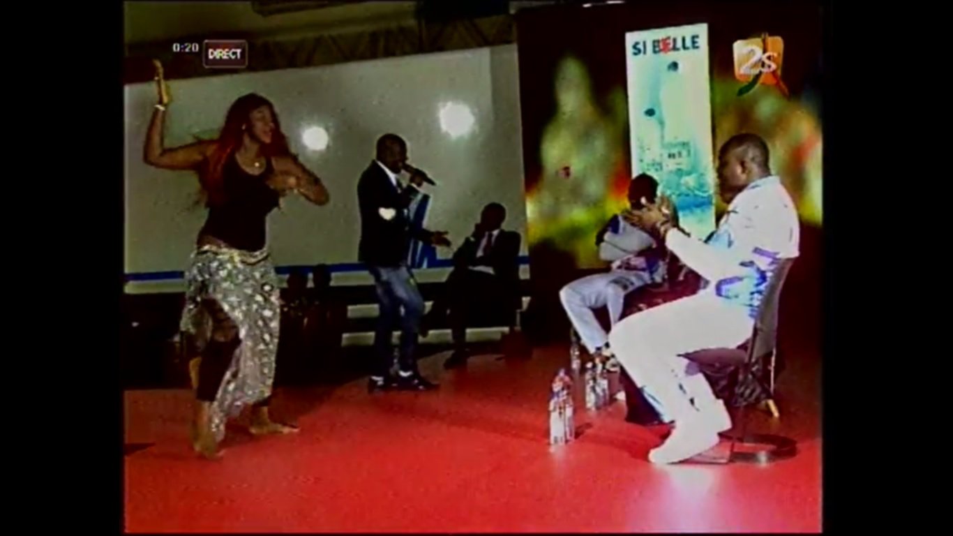 Vidéo : Woooow!! La Danseuse se tourne et danse juste pour Mod’Lô qui apprécie…Regardez!!