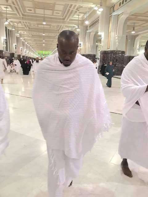 Vidéo – Serigne Basse A. K. Mbacké, en Arabie Saoudite, n’a pas omis de faire son pèlerinage – Regardez !
