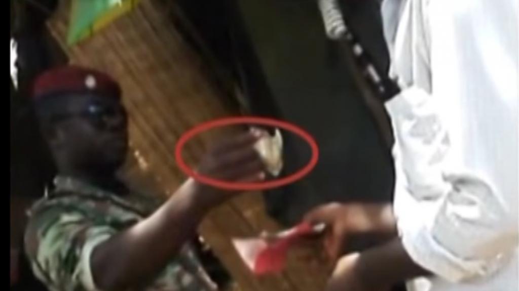Vidéo- Scandale : Des gendarmes et militaires guinéens filmés en flagrant délit de corruption