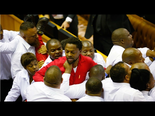 Vidéo : bagarre au Parlement sud-africain avant un discours du président Zuma…Regardez !