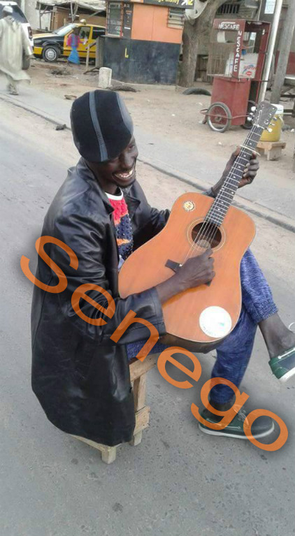 Arrêt sur image: Yawou Dial en mode guitariste