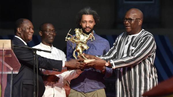 Arrêt sur image: Alain Gomis recevant l’Etalon d’Or de Yenenga des mains des Présidents Ivoirien et Burkinabé