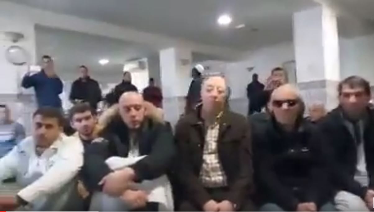 Vidéo : Malgré l’islamophobie grandissante en France, les disciples de Serigne Touba convertissent à l’islam des blancs – Regardez.