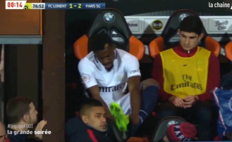 Vidéo – PSG : Serge Aurier met 8 minutes pour remplacer Meunier qui est blessé..