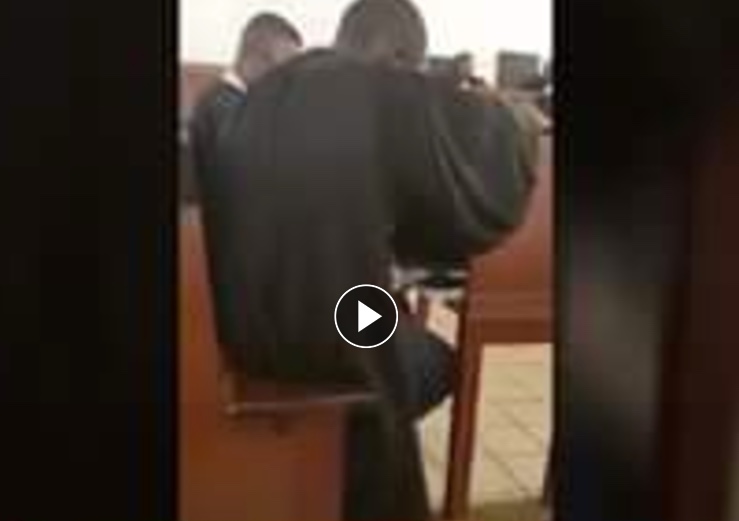 Vidéo – Insolite au Congo : Un avocat regarde des vidéos obscènes sur son portable en plein tribunal !