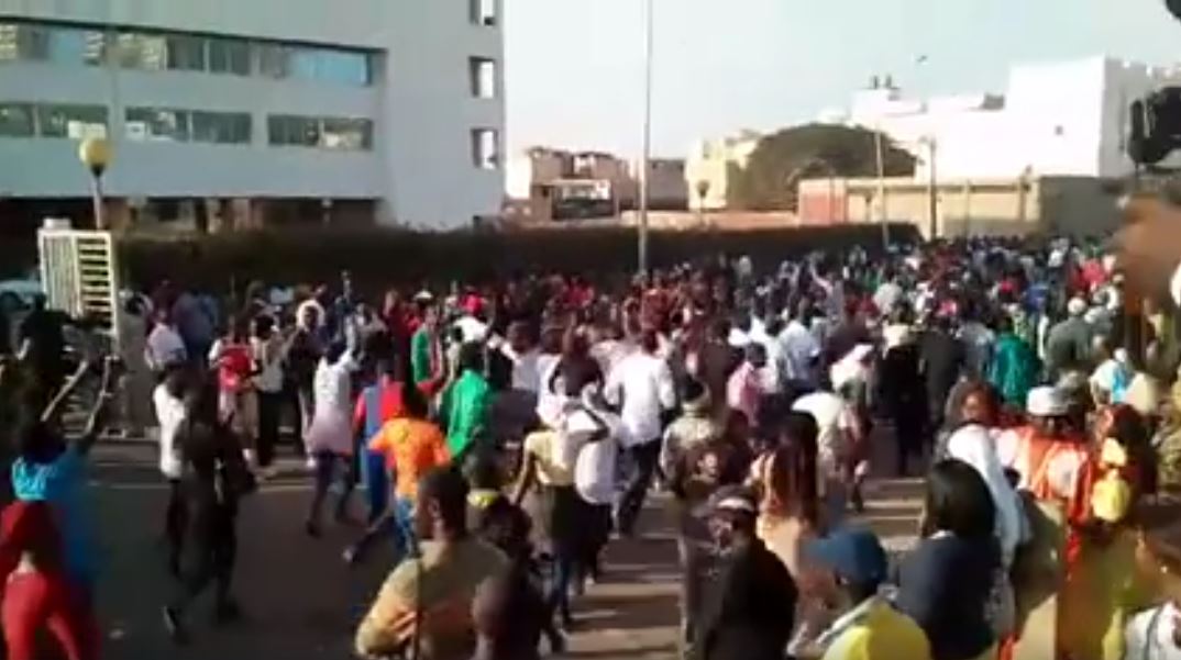 Vidéo : Les partisans de Khalifa Sall envahissent les alentours du palais de justice bunkerisé par les forces de l&rsquo;ordre – Regardez.
