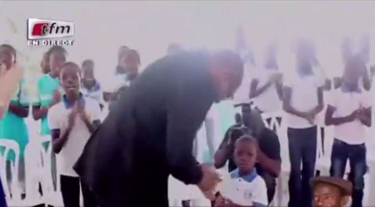 Vidéo – Des enfants ivoiriens chantent « Birima » de Youssou Ndour devant lui ! regardez