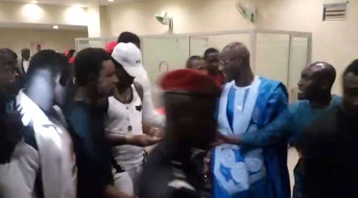 Vidéo : Avant même de sortir du Grand théâtre, Wally Seck commence à redistribuer l&rsquo;argent qu&rsquo;il a amassé dans la soirée