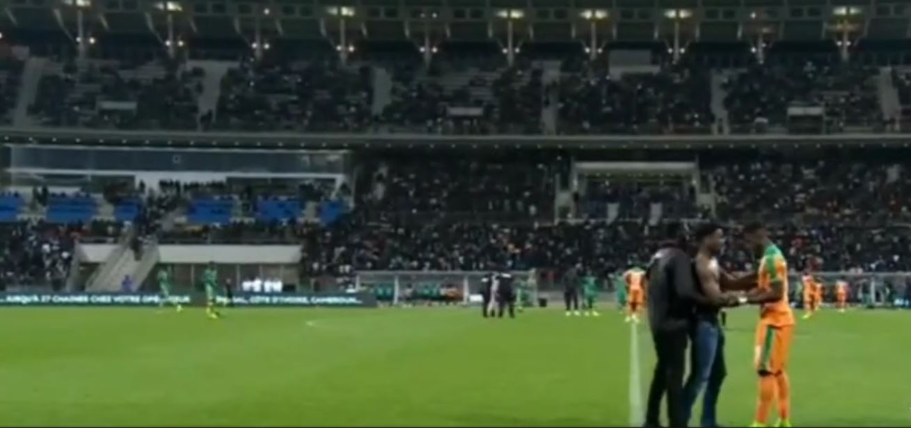 Vidéo – Sénégal vs Cote d&rsquo;ivoire : Un supporter ivoirien traverse la pelouse pour congratuler son idole Wilfred – Regardez.