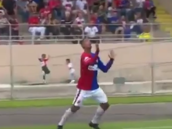 Vidéo: Le Geste Technique insensé de ce joueur va vous faire pâmer d’admiration