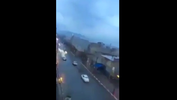 Vidéo – L&rsquo;instant terrifiant où la foudre s&rsquo;abat sur une voiture au Maroc ! Regardez !