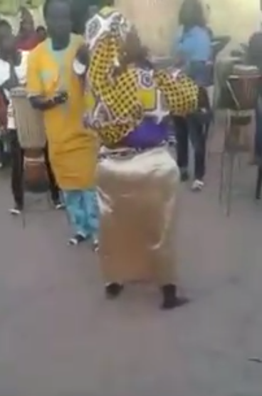 Vidéo: leumbeule, une gambienne emportée par le tama se déchaîne. Regardez