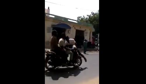 Vidéo – Insolite : Un Asp se fait renverser par un scooter qu’il tentait d’arrêter…