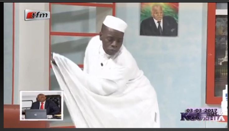 Vidéo – Humour :  le président Barrow chante pour son frère le président Macky « version Kouthia… »