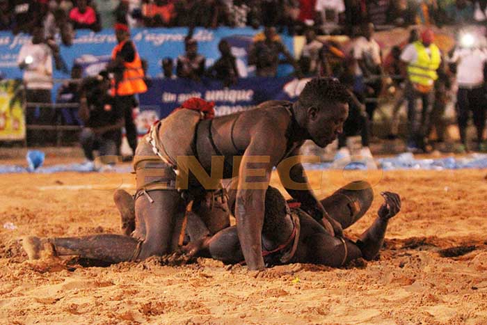 (20 photos )- Lutte: Kéweul trop fort pour Ndongo Lô. Regardez le film du combat !